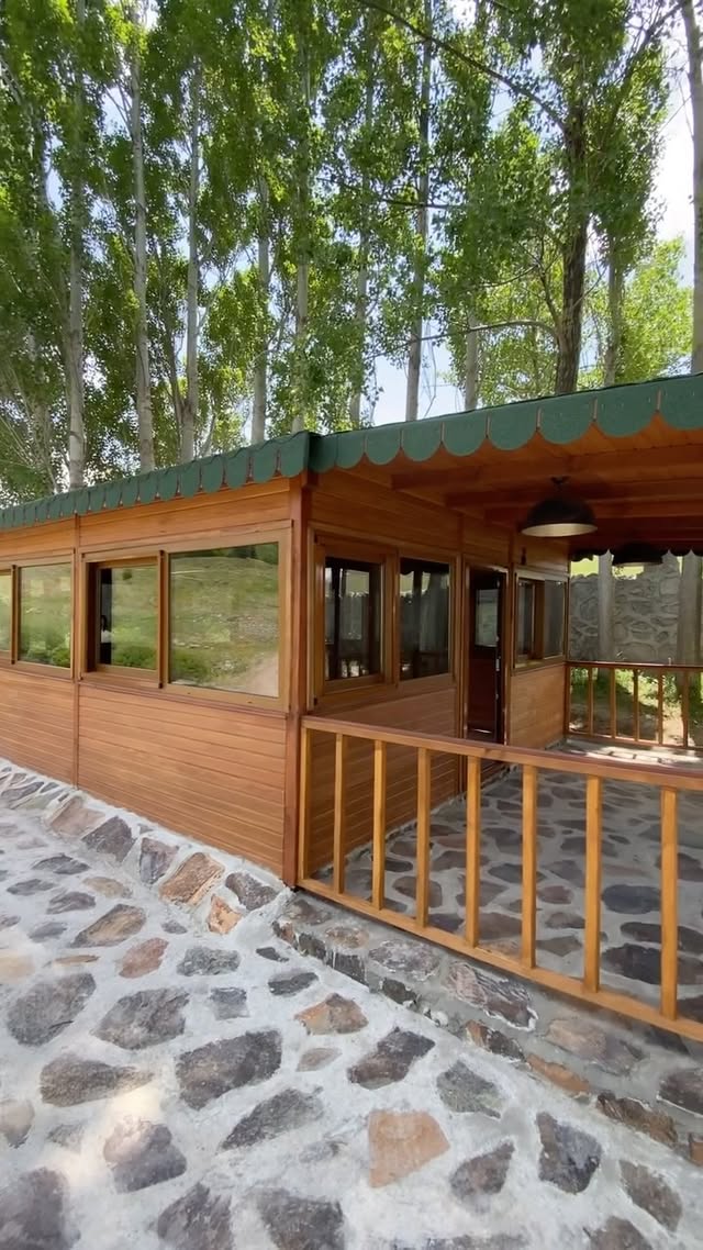 Çiçekli bahçe düzenlemesi