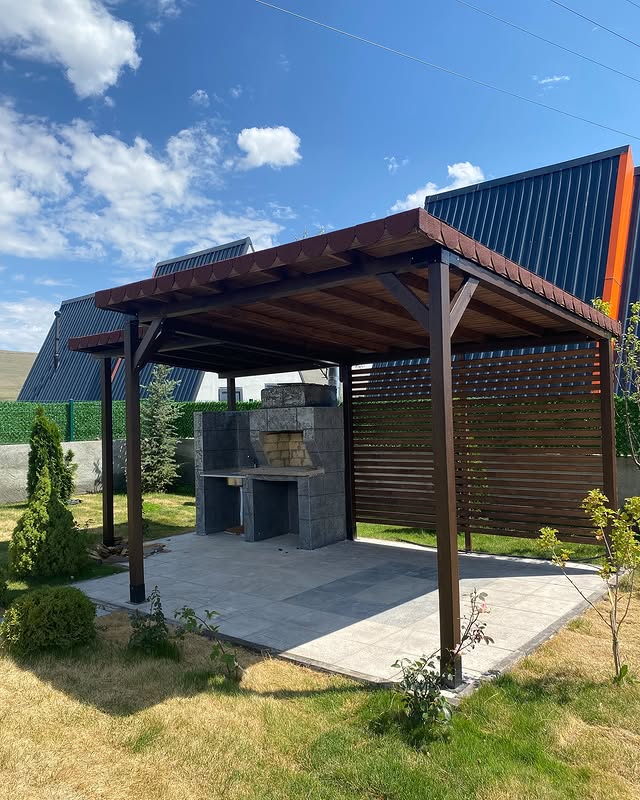 Çiçekli bahçe düzenlemesi